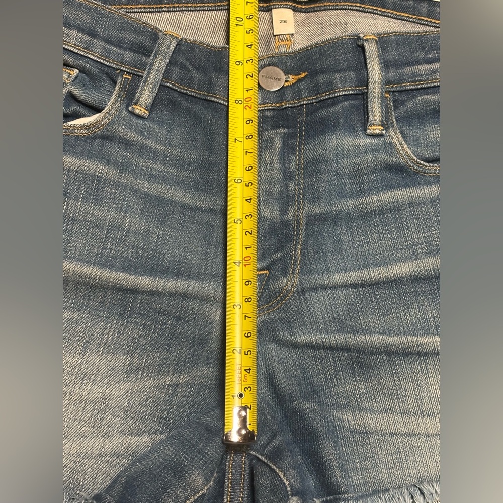 FRAME Le Cutoff Short Women’s Size 28 Denim Shorts Raw Hem Distressed Blue - Picture 4 of 9